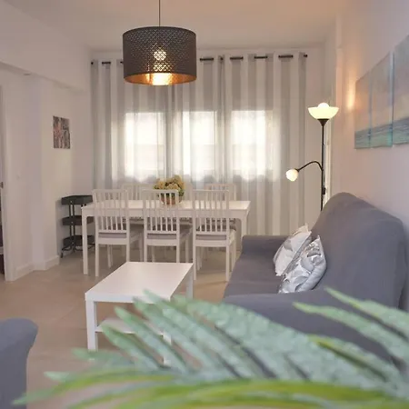Spacious And Renovated 3b Apt. Center And *